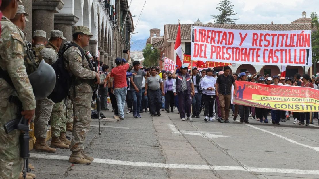 Soldados del Ejército de Perú montan guardia en la plaza principal de la ciudad andina central de Ayacucho el 15 de diciembre de 2022, tras la declaración del Estado de Emergencia nacional. Crédito: Javier Adlemar/AFP/Getty Images