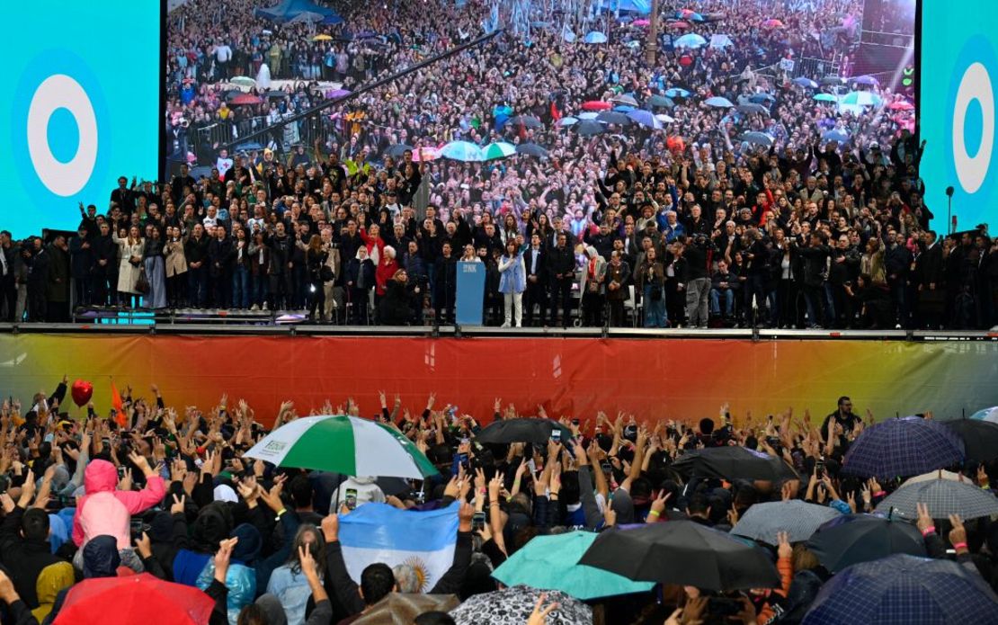 La vicepresidenta de Argentina, Cristina Fernandez de Kirchner, habla ante sus seguidores en la Plaza de Mayo