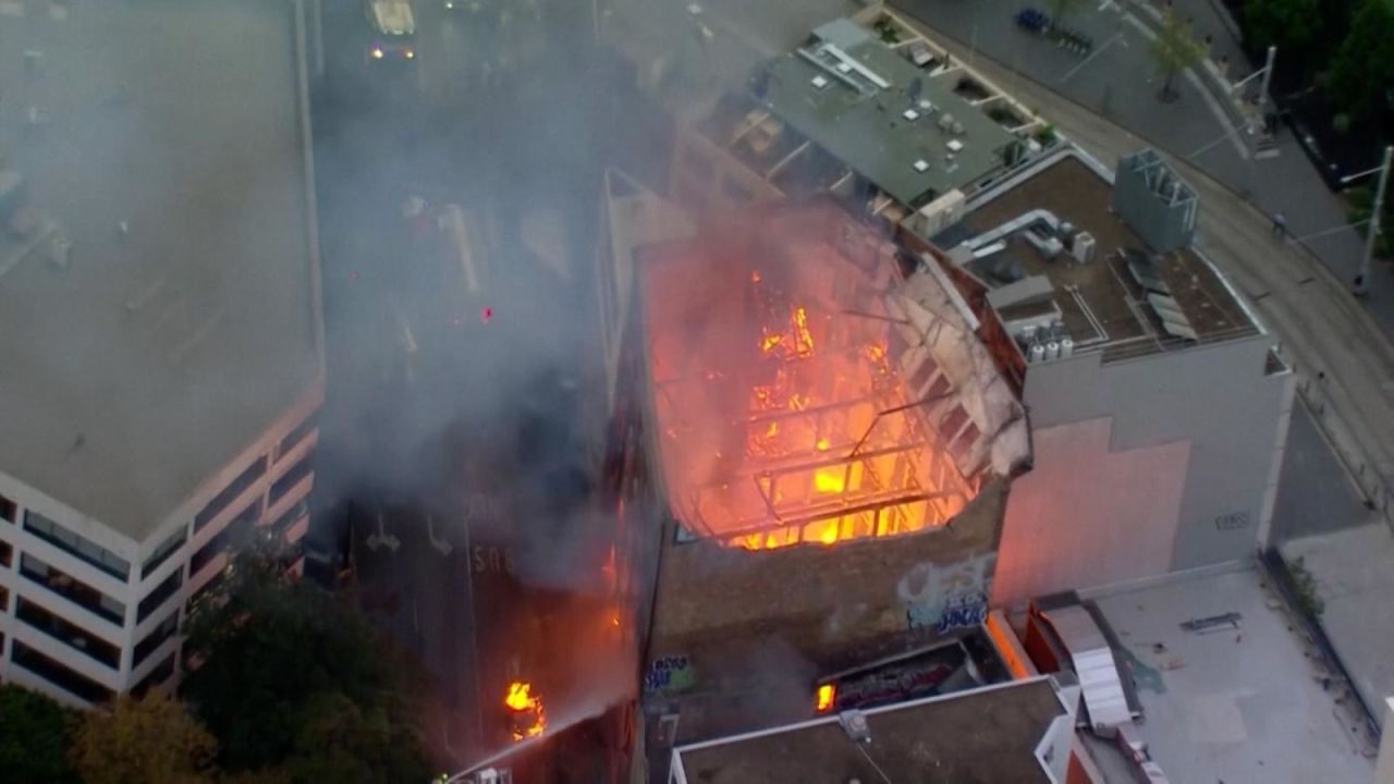 CNNE 1398464 - incendio en sydney- mira como colapsa un edificio entre llamas