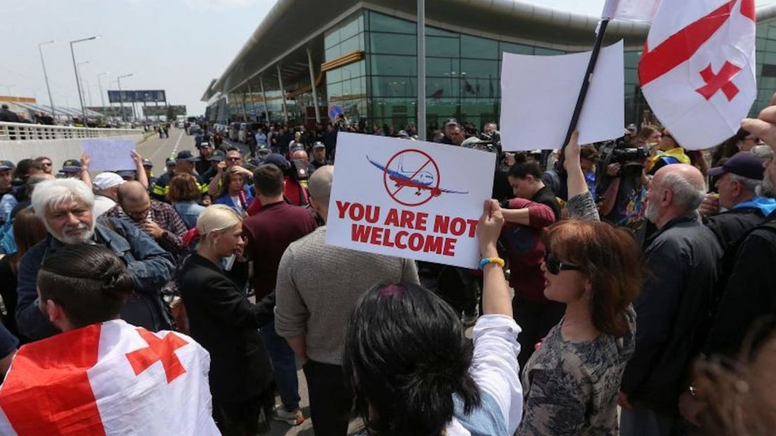 Las multitudes se reunieron frente al aeropuerto de Tiflis para protestar por la reanudación de los vuelos directos desde Moscú, el 19 de mayo.