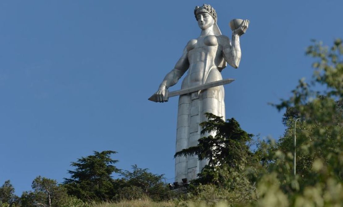 Kartlis Deda domina la capital de Georgia.