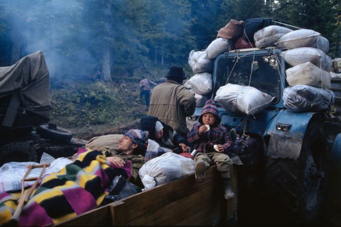 Refugiados montados en un tractor durante el éxodo tras la invasión rusa de Abjasia, a principios de la década de 1990. La familia de Dzvelaia huyó al mismo tiempo.