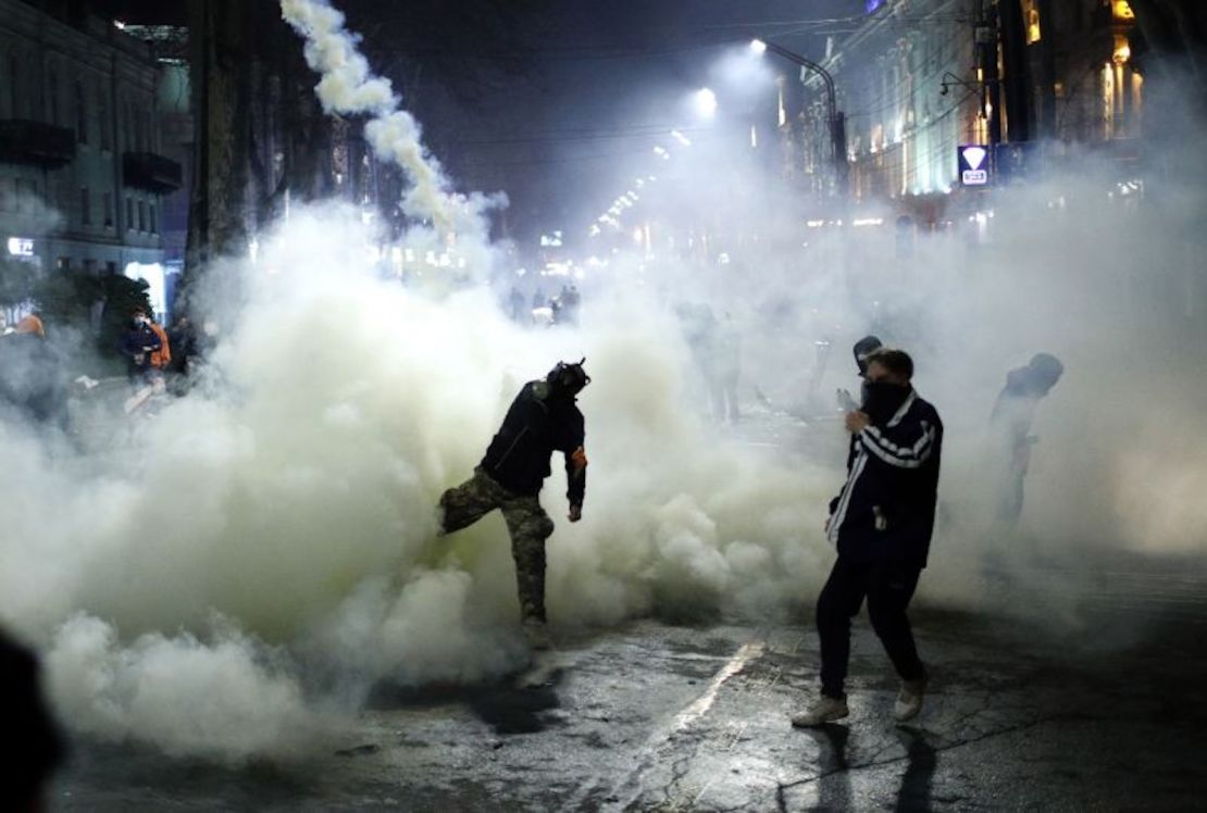 Manifestantes lanzan gases lacrimógenos contra la policía durante las protestas contra los "agentes extranjeros" el 8 de marzo.