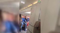 CNNE 1398674 - arrestan a un hombre por abrir la puerta de un avion en vuelo