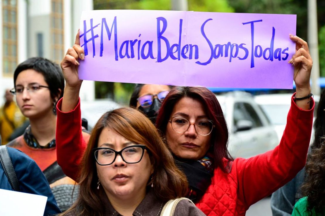 Activistas por los derechos de las mujeres realizan un plantón de protesta frente a la Fiscalía General del Estado, en Quito, el 16 de septiembre de 2022, contra la desaparición de una mujer en una escuela de formación policial.