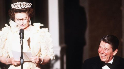 El presidente de EE.UU. Ronald Reagan se ríe mientras la reina Isabel II pronuncia un discurso durante un banquete en San Francisco, California, en marzo de 1983. Crédito: Anwar Hussein/Getty Images