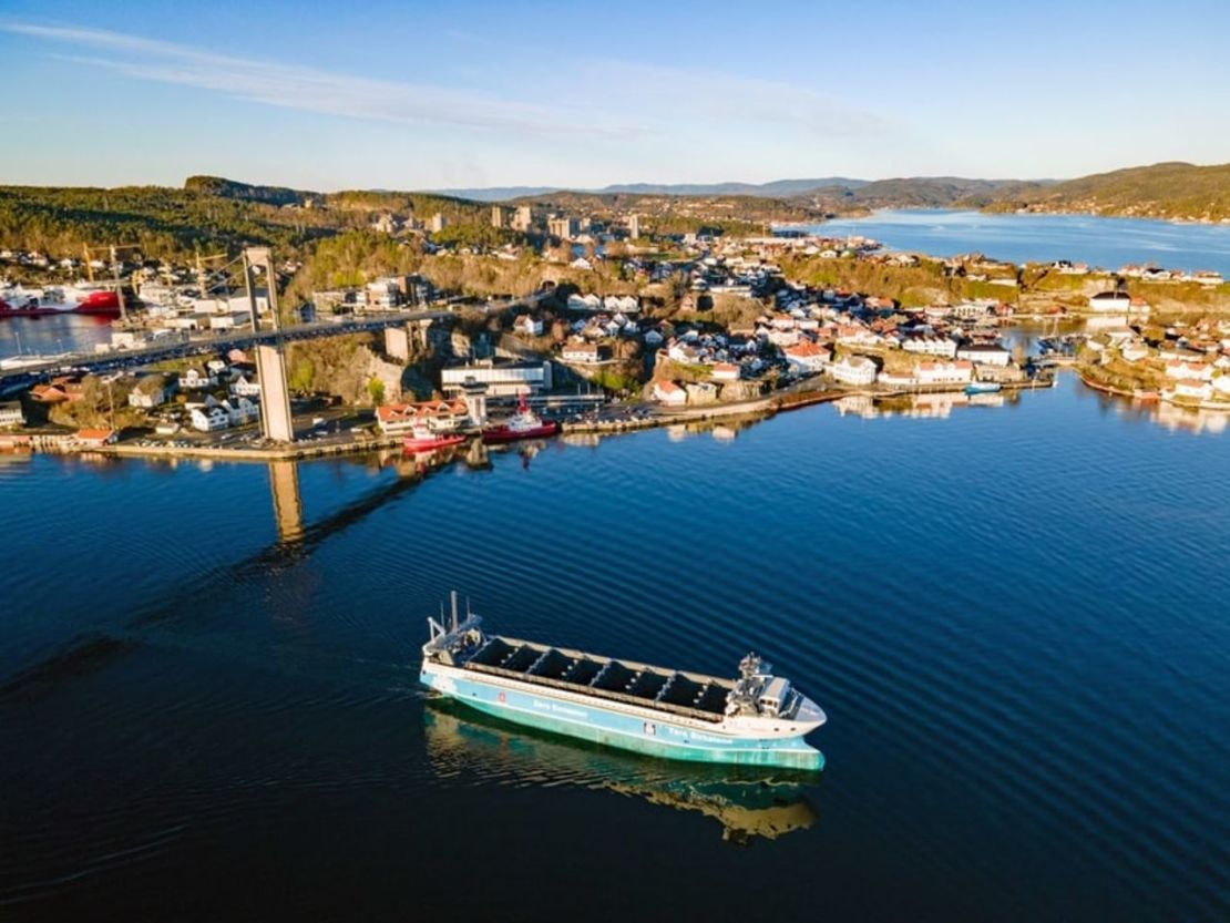 El Yara Birkeland ha sido descrito como el primer carguero autónomo de cero emisiones del mundo. El buque viajó de Horten a Oslo (Noruega) en 2021 y hay planes para que opere regularmente sin tripulación en los próximos años. Crédito: Knut Brevik Andersen