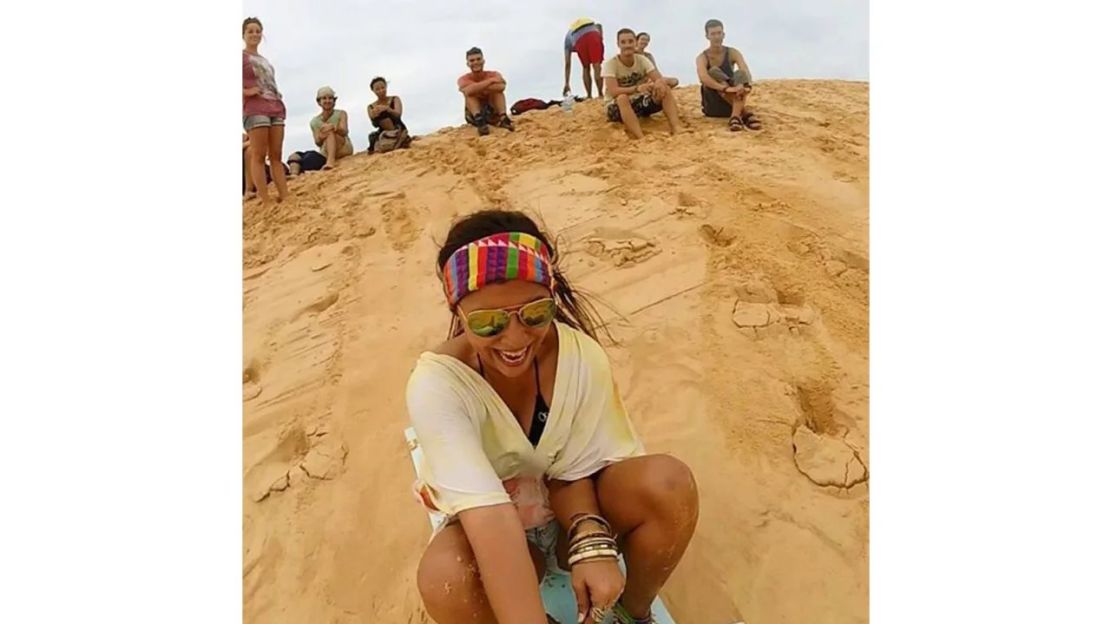 Anna Faustino captó a Tom Rogers con su cámara GoPro antes de que se conocieran formalmente. Es el segundo por la derecha en esta foto, que fue tomada justo antes de que Tom se lanzara de cabeza por las dunas de arena. Crédito: Adventure in You