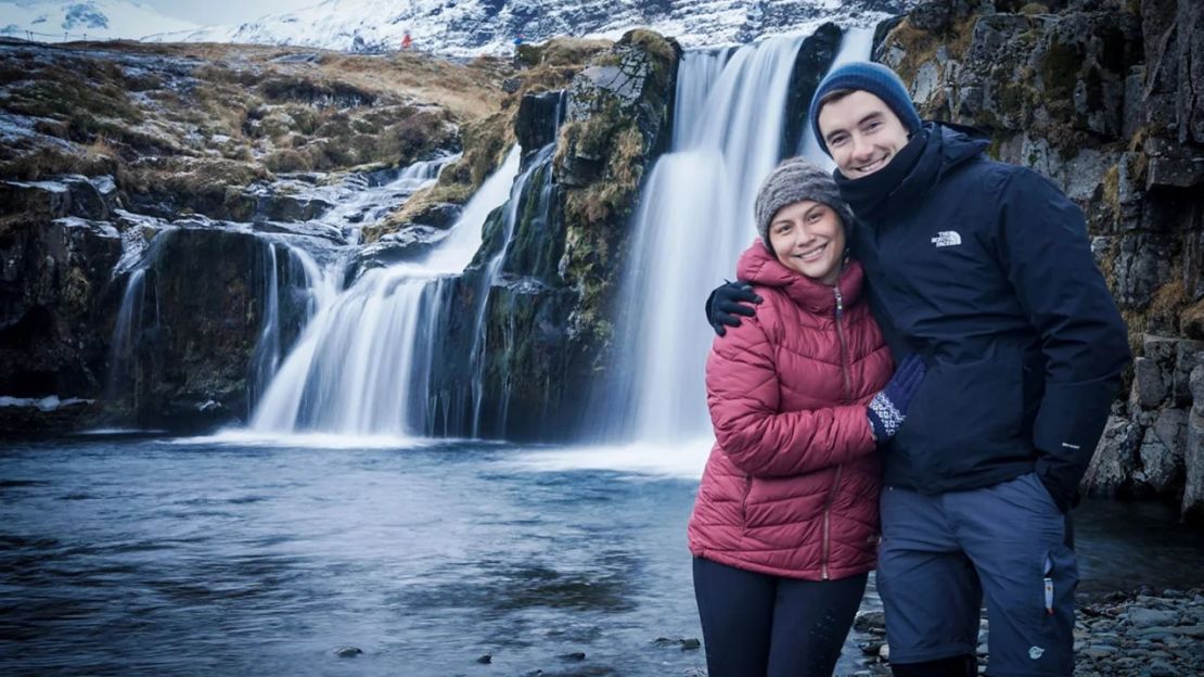 Anna y Tom se unieron por el amor a los viajes. Aquí están en Islandia. Crédito: Adventure in You