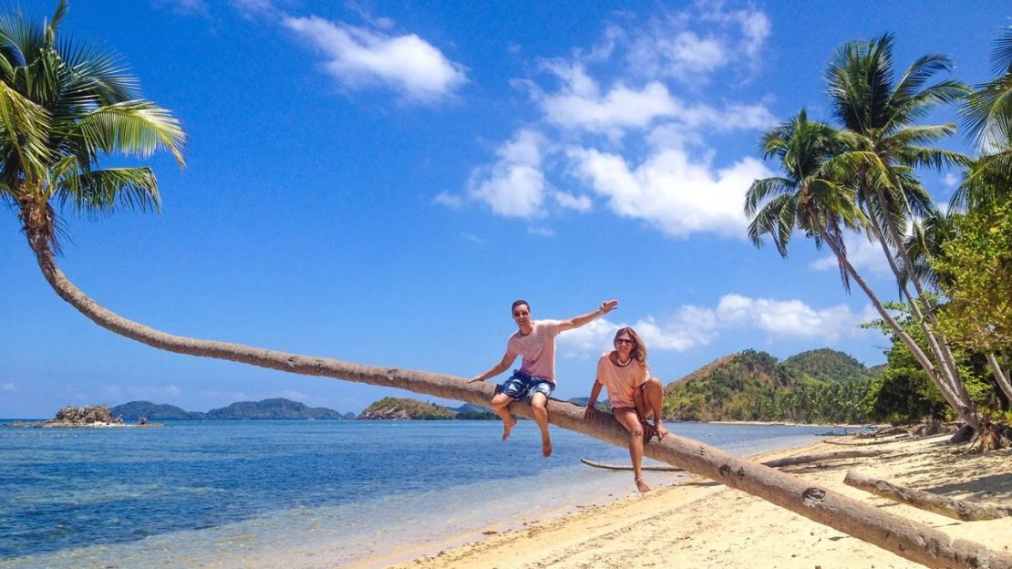 Aquí tienes una foto de Tom y Anna en uno de sus fines de semana explorando Filipinas. Crédito: Adventure in You