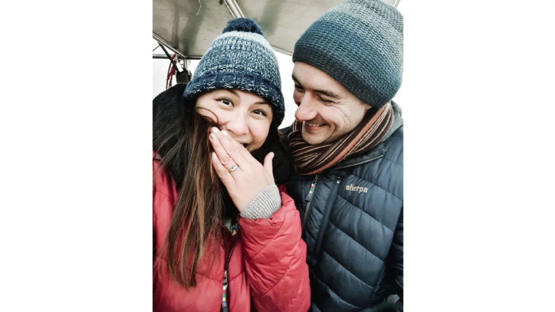 Anna y Tom se comprometieron en 2021, en un globo aerostático que flotaba sobre Capadocia, Turquía. Crédito: Adventure in You