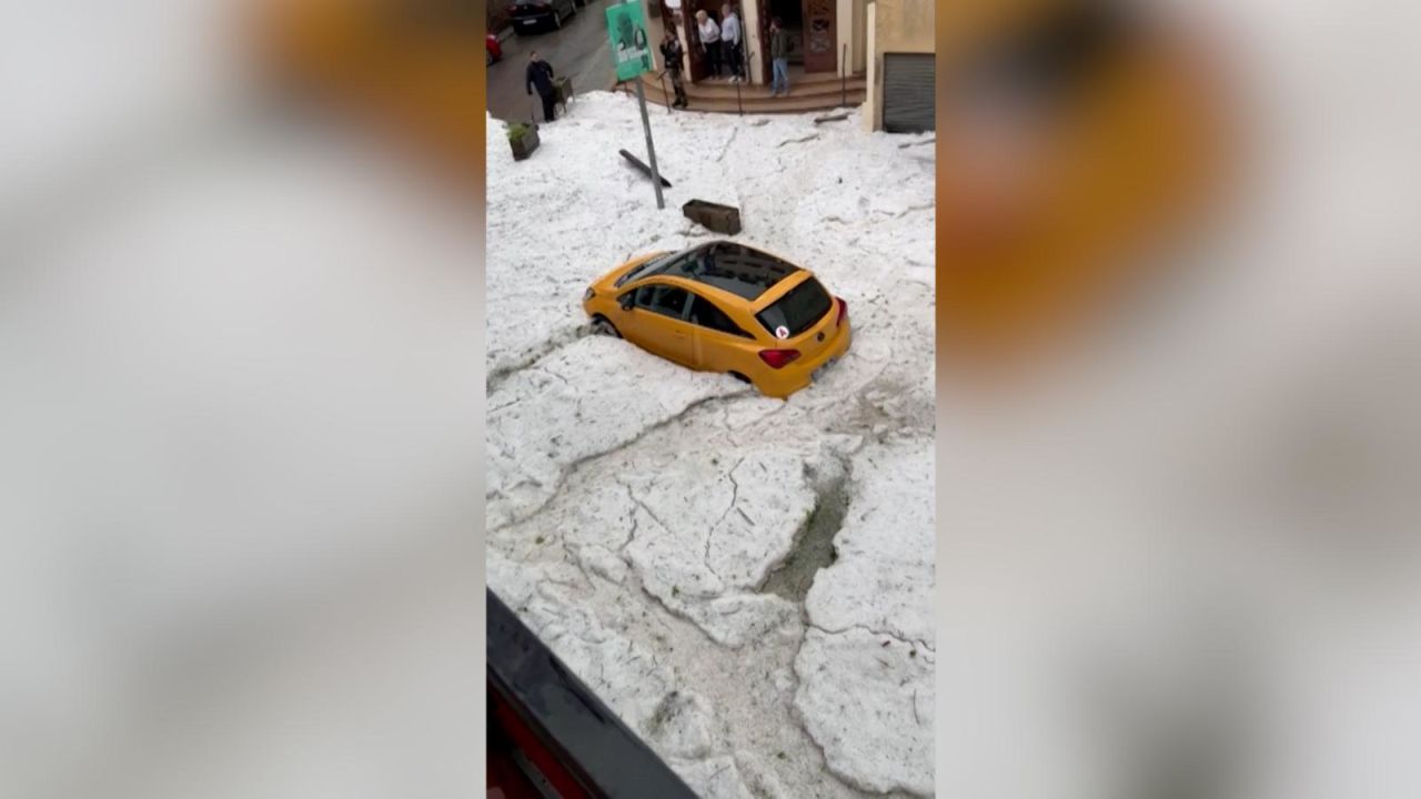 CNNE 1398826 - impresionante granizada arrasa un pueblo espanol