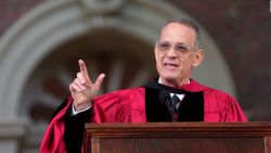 CNNE 1398880 - tom hanks bromea frente a graduados de harvard- escucha lo que dijo