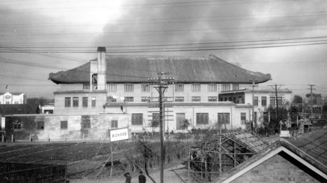 La Masacre de Nanjing, también conocida como la Violación de Nanjing, tuvo lugar durante las seis semanas que siguieron a la toma japonesa de la ciudad de Nanjing, antigua capital de la República de China, en 1937.