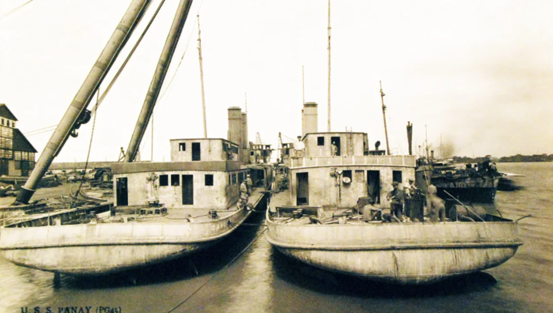 El USS Panay, a la derecha, en Shanghái, China, en 1928.