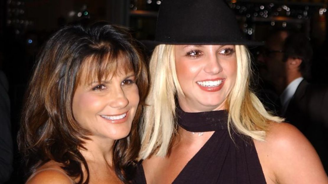 Lynne Spears y Britney Spears en 2002.