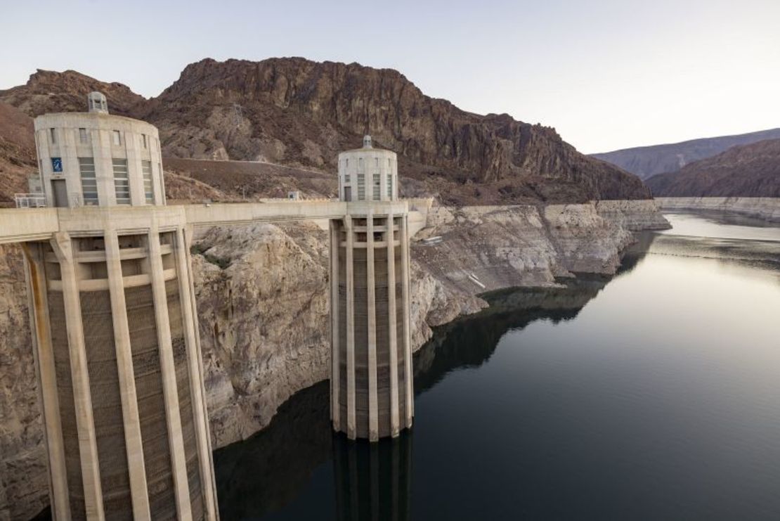 La presa Hoover el 16 de septiembre de 2022 en Boulder City, Nevada. La sequía provocada por el cambio climático ha llevado los niveles de agua del lago Mead a mínimos históricos. David McNew/Getty Images