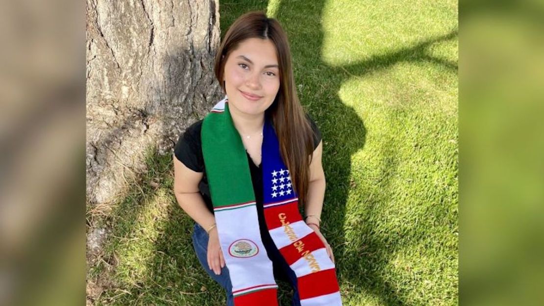 Naomi Peña Villasano posa con una banda con las banderas de México y Estados Unidos. Daisy Jasmin Estrada Borja/AP