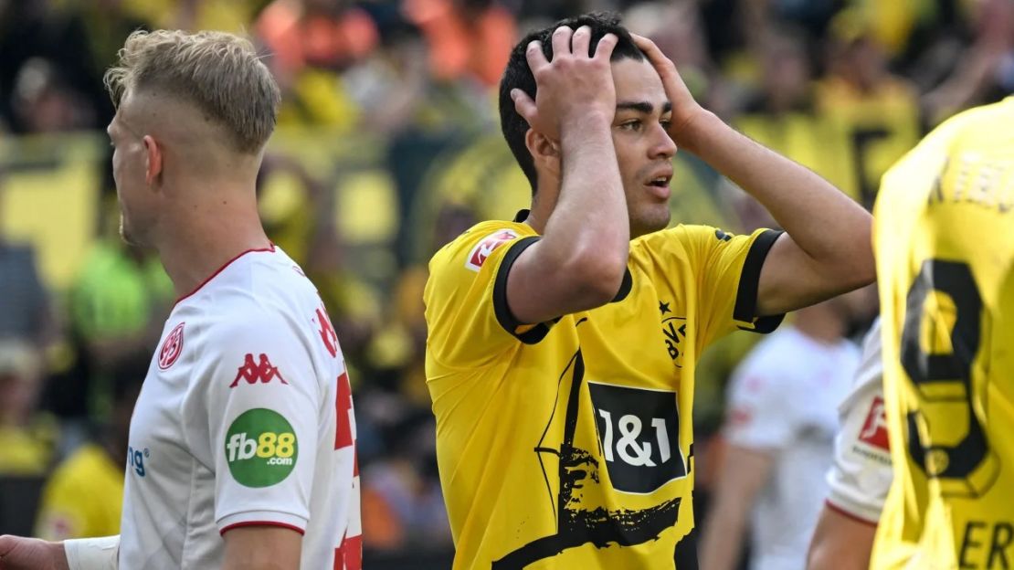 El centrocampista estadounidense del Dortmund, Gio Reyna, reacciona durante el partido. Crédito: Ina Fassbender/AFP/Getty Images