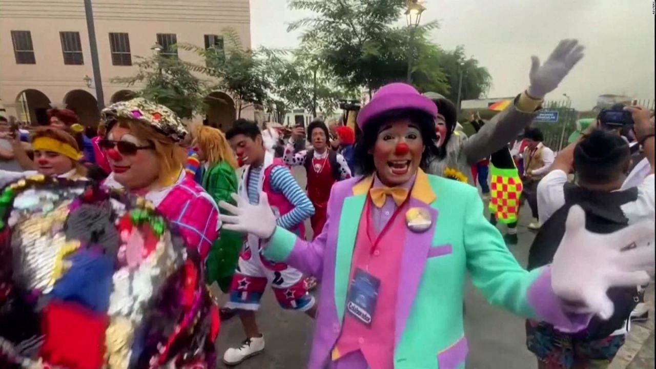 CNNE 1399175 - peru celebra el "dia del payaso"