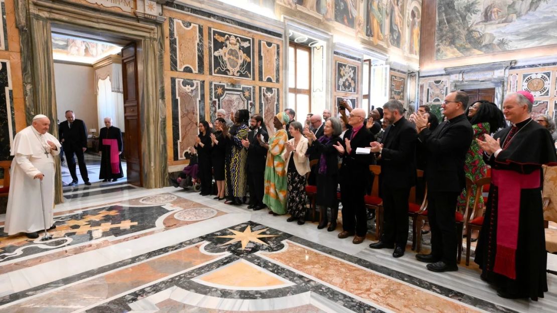 El papa Francisco se reúne con funcionarios durante la conferencia del sábado