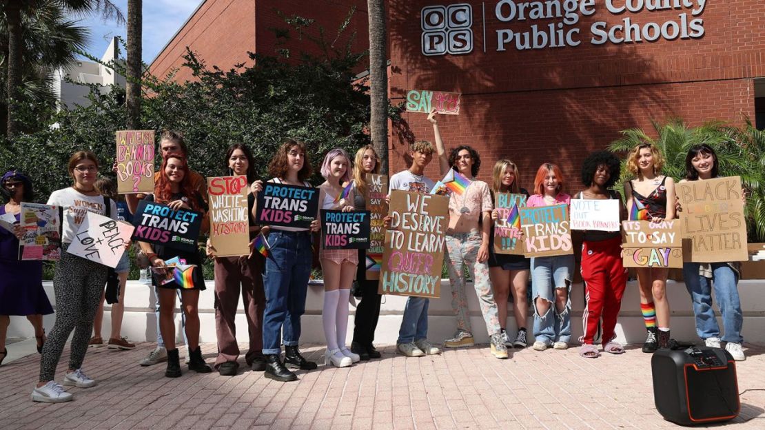 Estudiantes celebran una manifestación frente a una reunión de la Junta Escolar del Condado de Orange el 24 de mayo de 2022, en Orlando, Florida.