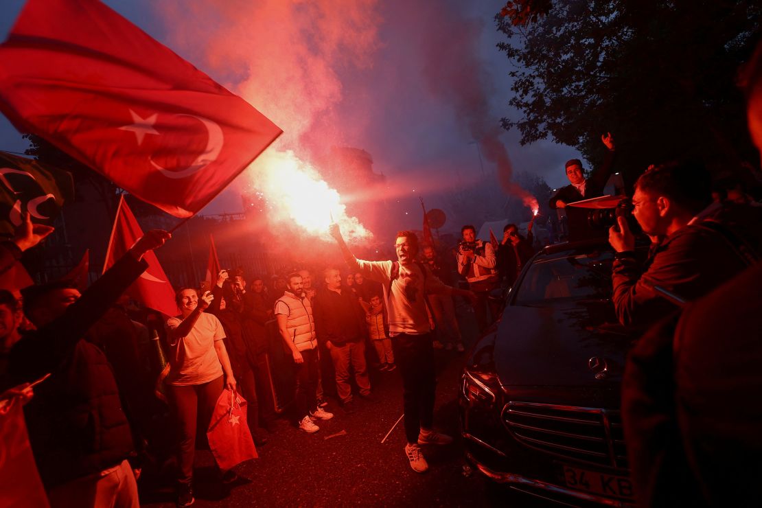 Simpatizantes de Erdogan celebran frente a la sede del AKP en Estambul el 28 de mayo.