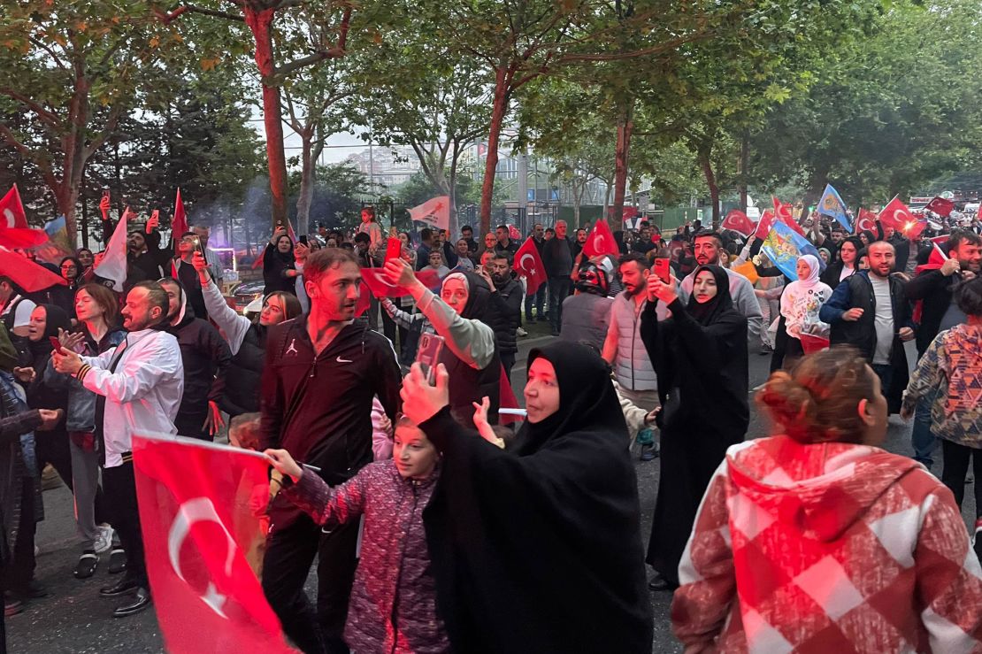 Partidarios de Erdogan se reúnen frente a la sede del AKP después de que los resultados preliminares le dieran la victoria el 28 de mayo.