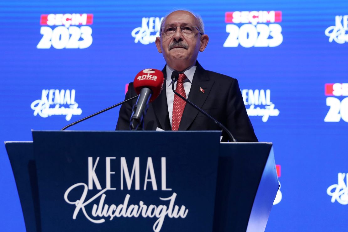 El candidato presidencial de Turquía Kemal Kilicdaroglu pronuncia un discurso en la sede del CHP en Ankara, Turquía, el 28 de mayo.