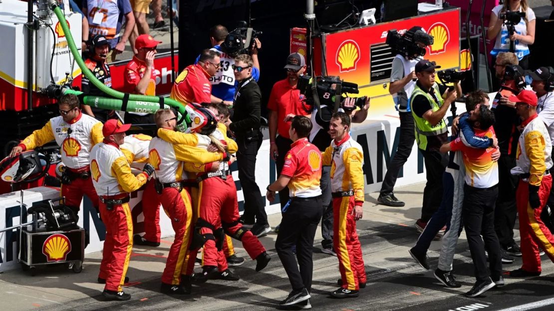 Josef Newgarden celebra después de ganar la carrera número 107 de las 500 Millas de Indianápolis en el Indianapolis Motor Speedway. Crédito: Marc Lebryk//USA Today/Reuters