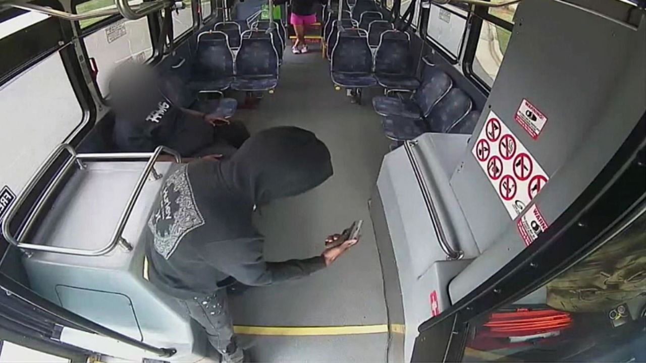 CNNE 1399376 - conductor y pasajero se enfrentan a tiros en un autobus