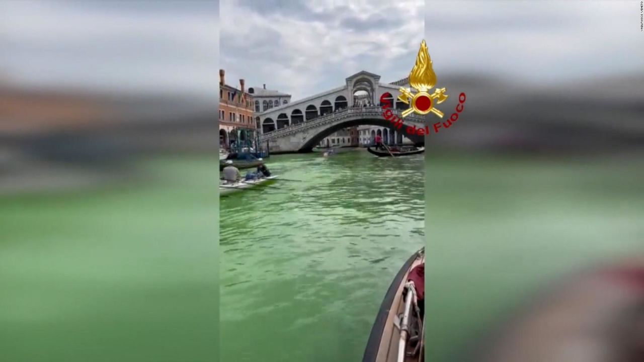 CNNE 1399398 - misteriosa agua verde fluye en los canales de venecia