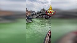 CNNE 1399398 - misteriosa agua verde fluye en los canales de venecia