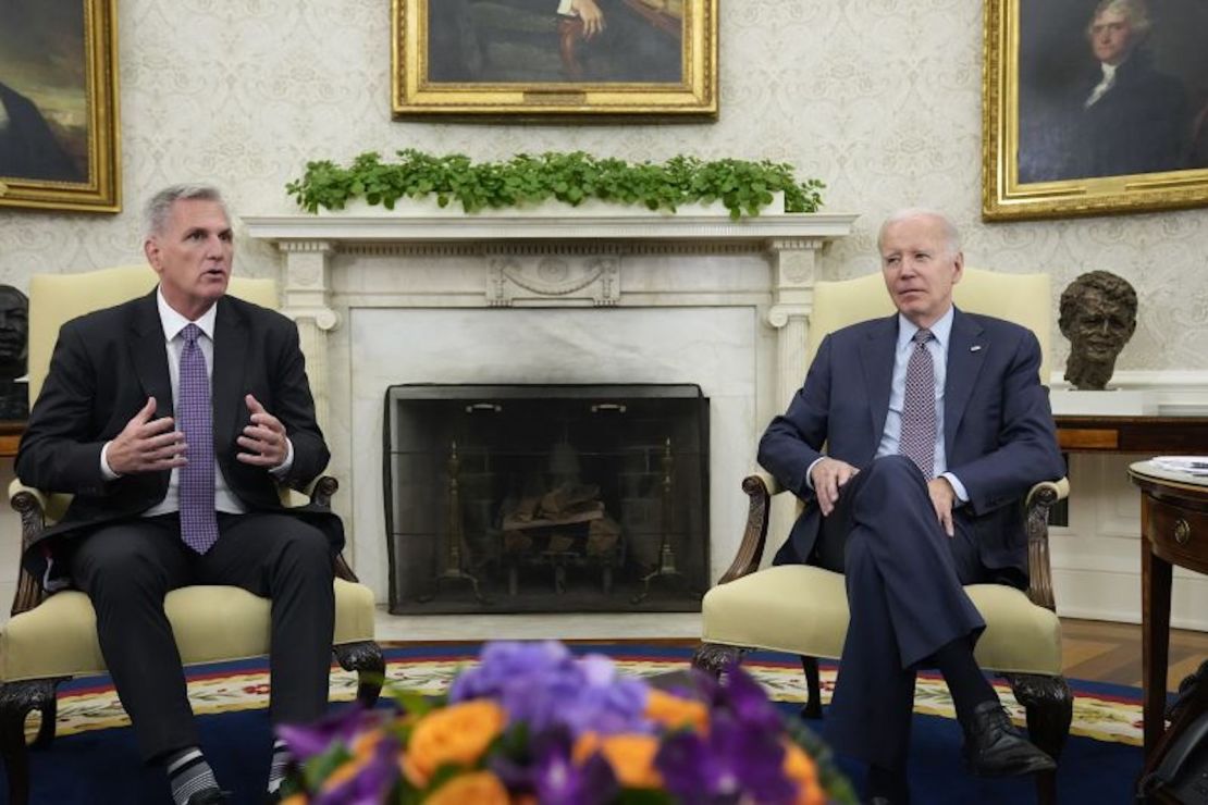 El presidente de la Cámara de Representantes Kevin McCarthy habla mientras se reúne con el presidente Joe Biden para discutir el límite de deuda en el Despacho Oval de la Casa Blanca, el lunes 22 de mayo de 2023, en Washington.