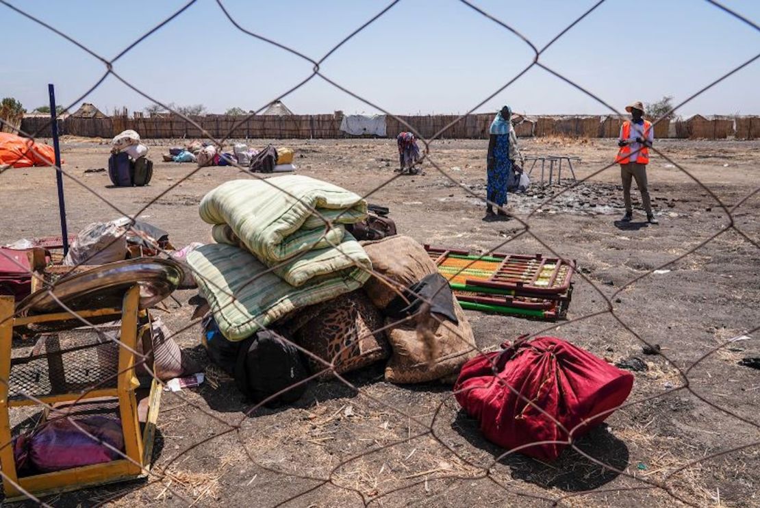 Pertenencias de las personas que cruzaron la frontera desde Sudán en un patio del paso fronterizo de Joda, en Sudán del Sur, el 16 de mayo de 2023.