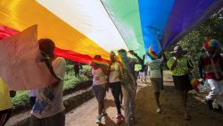 CNNE 1399599 - uganda aprueba dura ley para criminalizar la homosexualidad