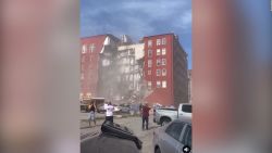 CNNE 1399614 - 5 cosas- buscan sobrevivientes en edificio colapsado en davenport, iowa