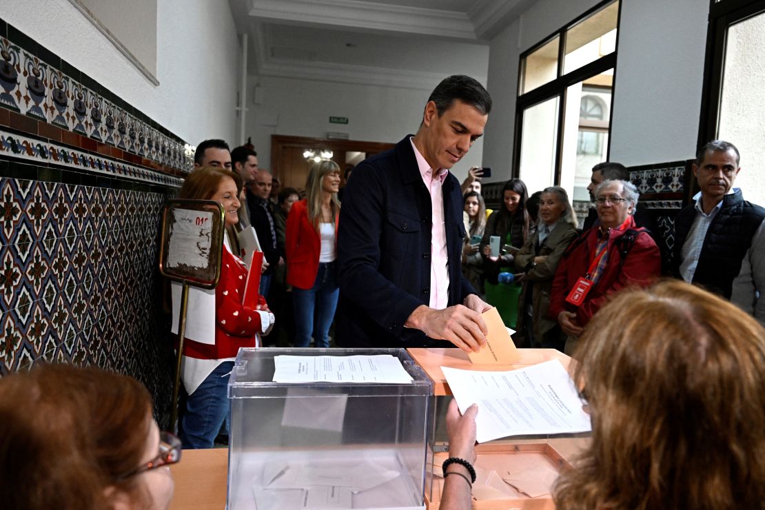 El presidente del Gobierno de España, Pedro Sánchez, vota el 28 de mayo de 2023 en las elecciones municipales y autonómicas.