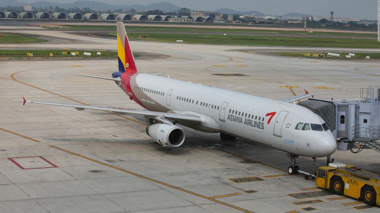 CNNE 1399735 - asiana airlines no vendera asientos cerca de la salida de emergencia por seguridad