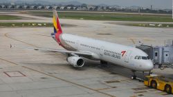 CNNE 1399735 - asiana airlines no vendera asientos cerca de la salida de emergencia por seguridad