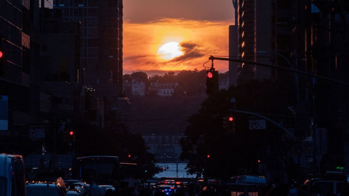 El sol se oculta mientras se alinea con la calle 42 en Manhattan el 11 de julio de 2022.Jeenah Moon/Reuters