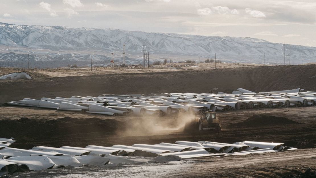 Aspas de molino de viento esperando a ser enterradas en el vertedero regional de Casper, Wyoming.Benjamin Rasmussen/Getty Images