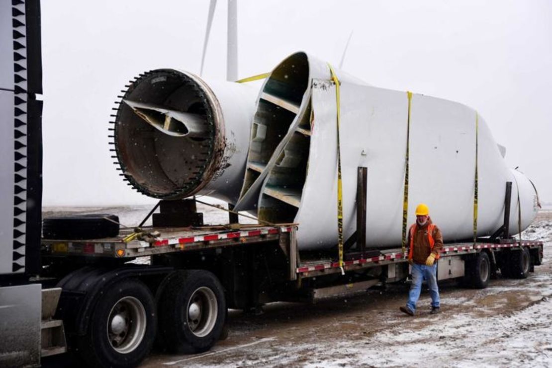 Una aspa vieja se prepara para ser transportada a un vertedero en Nebraska.Olivia Sun/The Des Moines Register/USA Today Network.