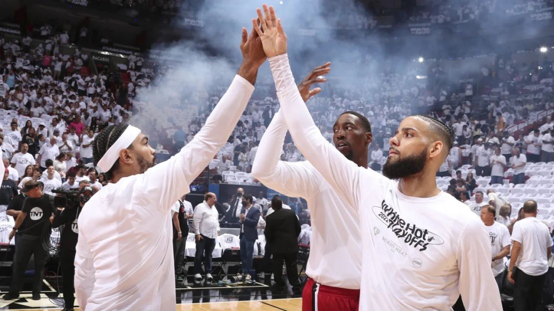 Los jugadores Gabe Vincent y Caleb Martin fueron decisivos para los Miami Heat.