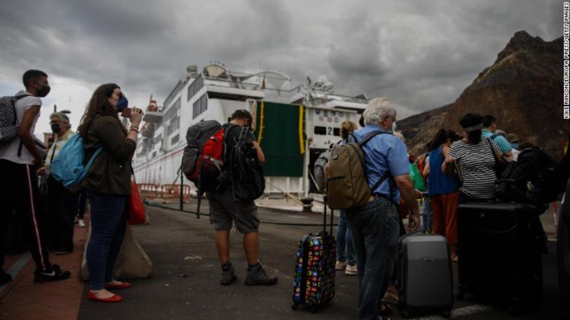 Turistan parten de La Palma el 25 de septiembre luego de que el volcán hizo erupción.