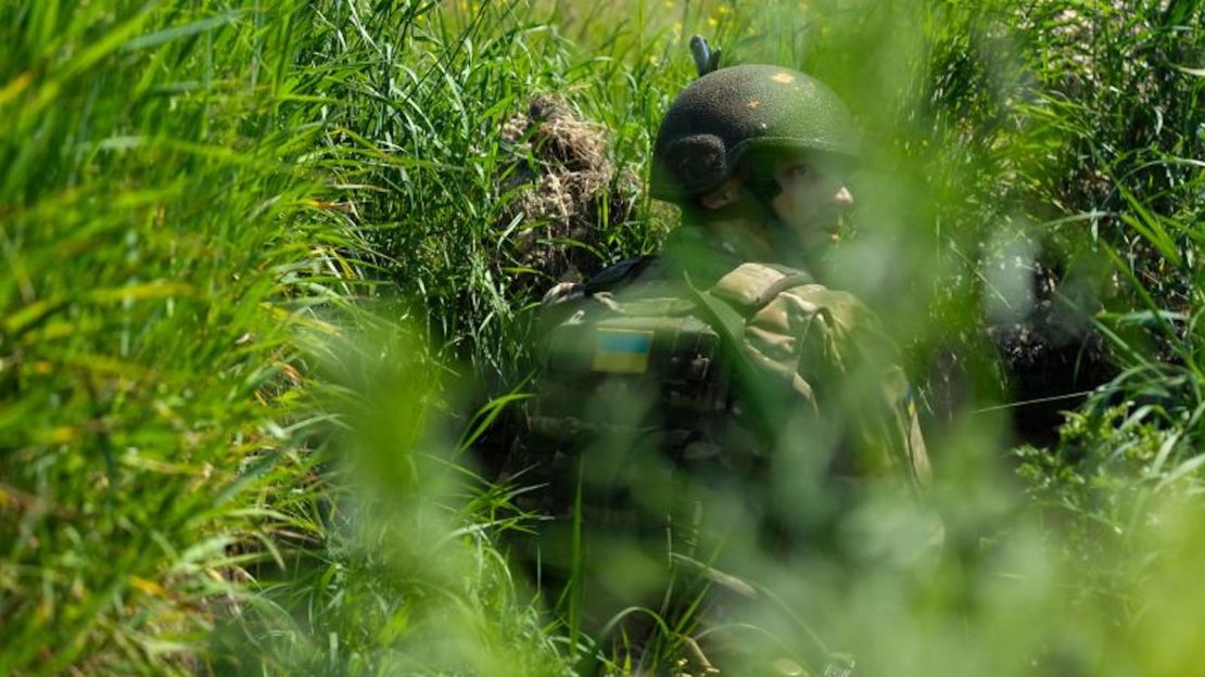 Soldados ucranianos aseguran posiciones dentro de una trinchera enemiga durante un simulacro diseñado para emular el tipo de operaciones de combate vistas en el este del país.