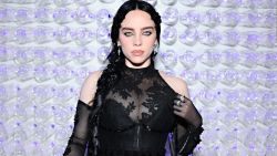 CNNE 1400121 - billie eilish responde a criticas por su vestimenta