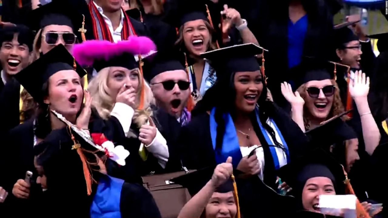 CNNE 1400235 - estudiantes reciben un sorpresivo regalo en su graduacion