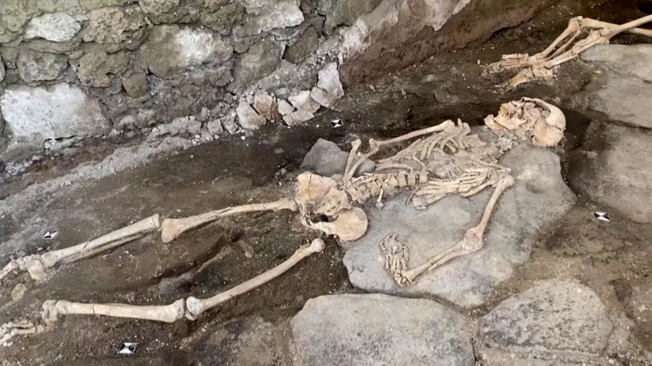CNNE 1400277 - encuentran tres nuevos esqueletos en pompeya