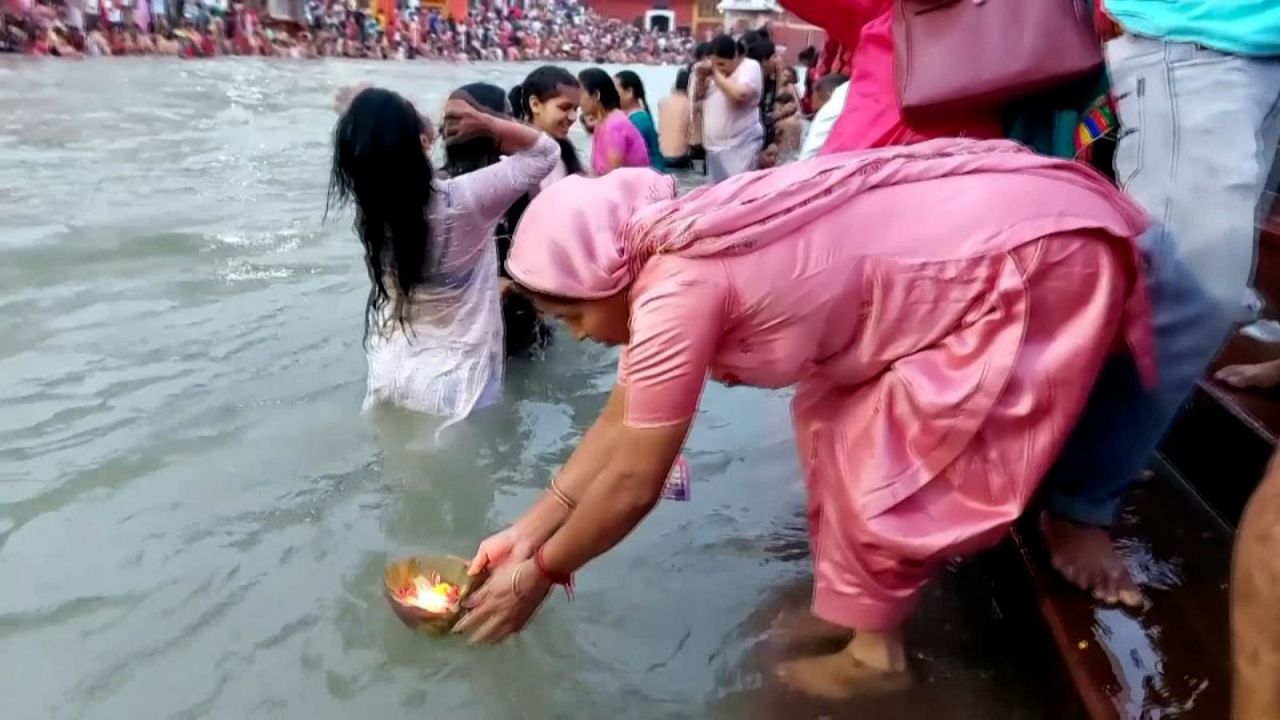 CNNE 1400279 - hindues celebran con bano sagrado en el rio ganges